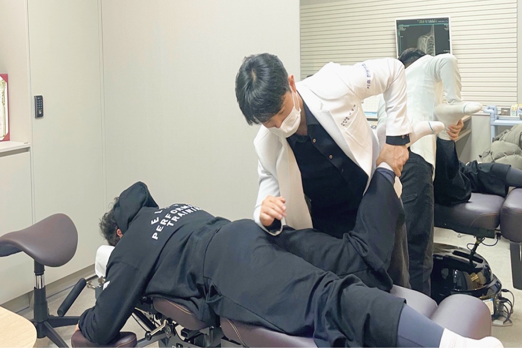 세심하게 치료 중인 의료진